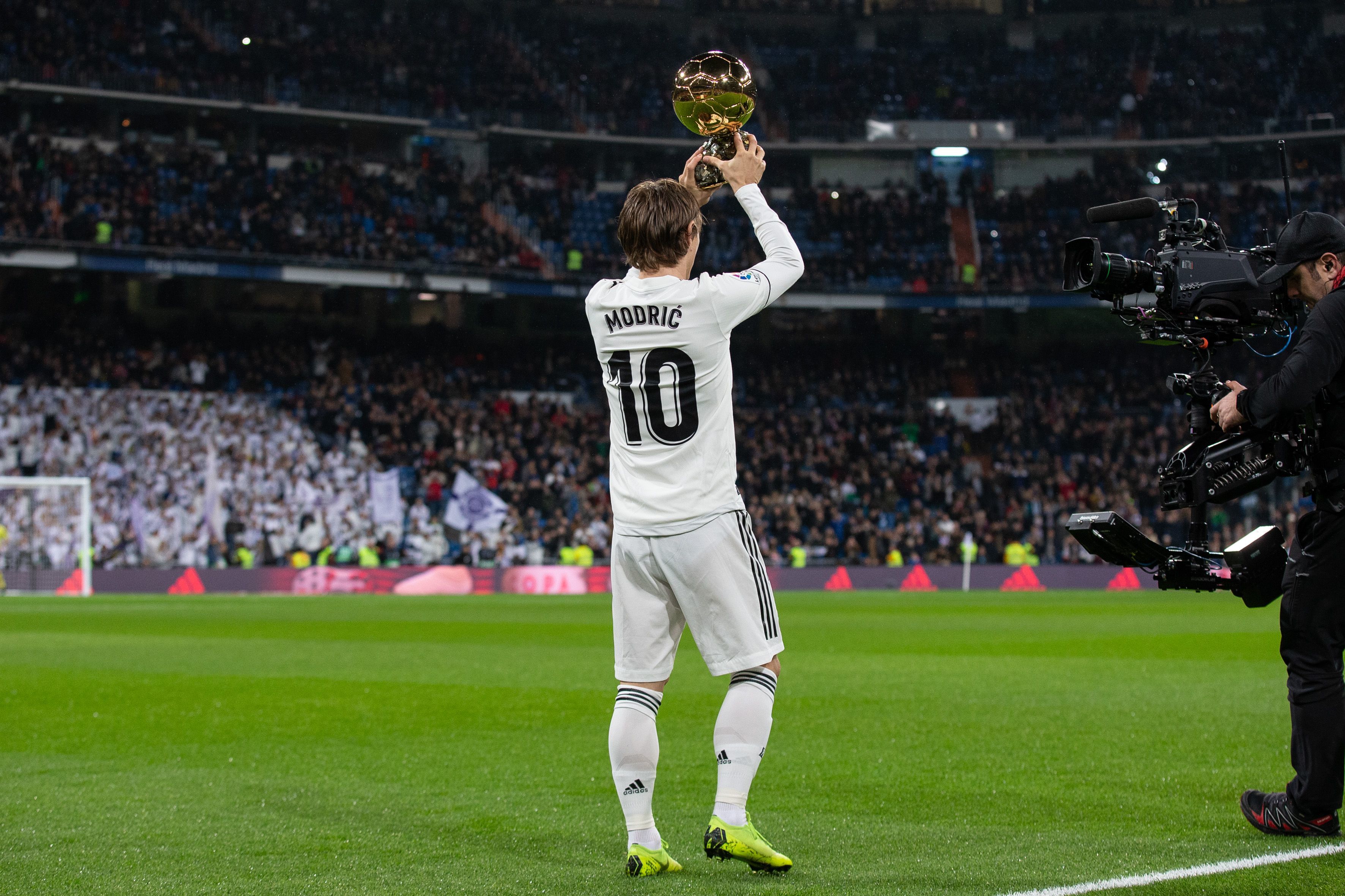 14场0球！全队最低分！皇马1.5亿巨星已59天没进球 向对手竖3手指