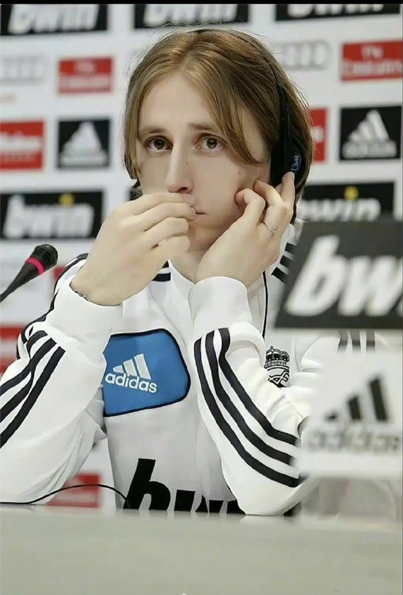 摩根：梅西最近也做了类似的肘击动作，却没人采取任何行动