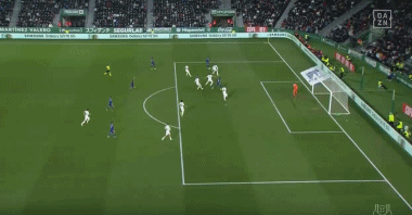 詹姆斯高空接力扣篮，点燃全场